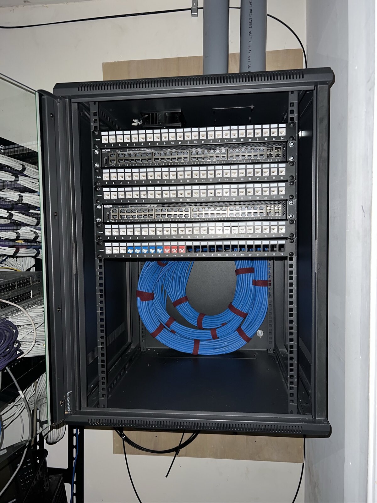 Rack de comunicaciones instalado y organizado por Cogency Group