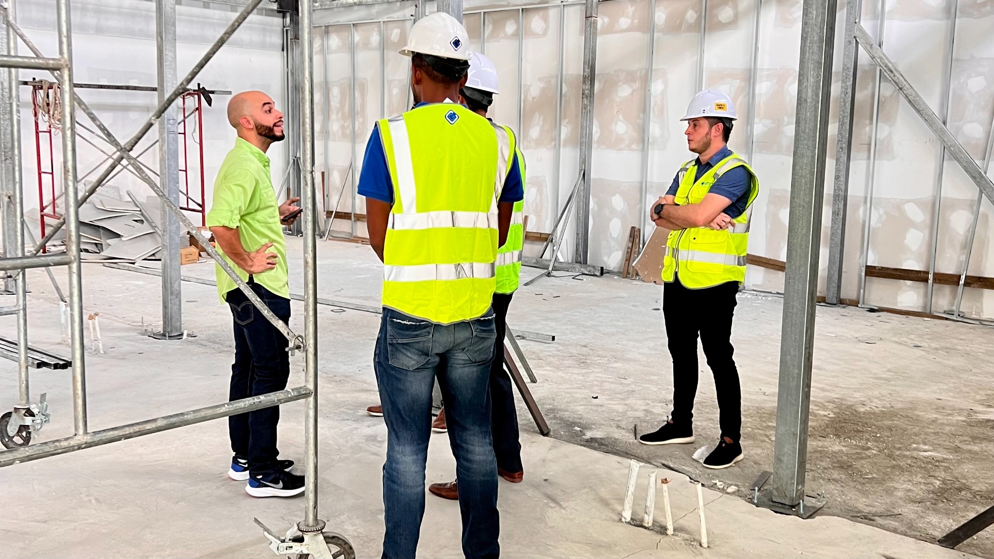 Equipo de Cogency Group coordinando una visita técnica en una obra en construcción