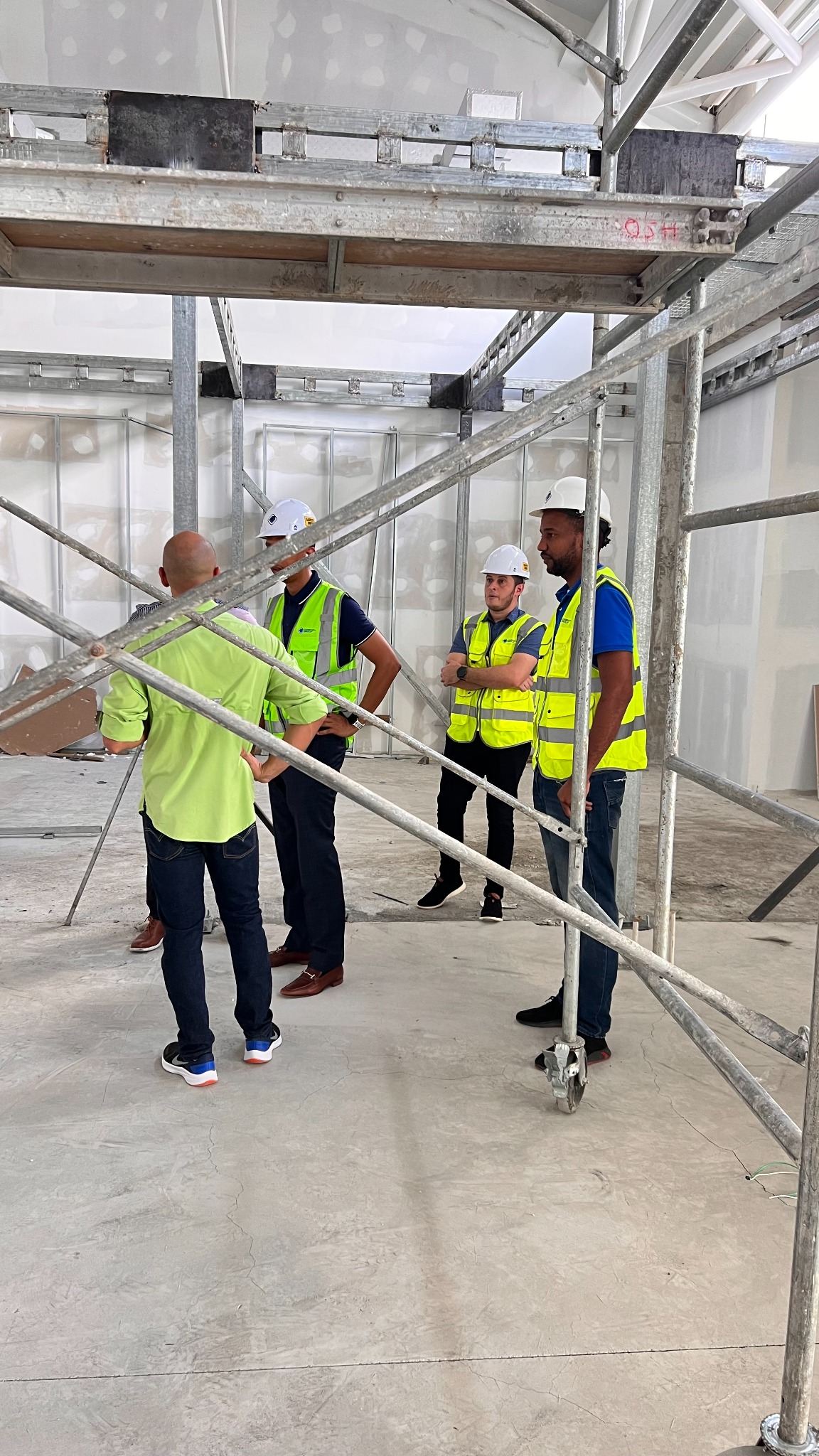 Especialistas de Cogency Group revisando la infraestructura de una obra