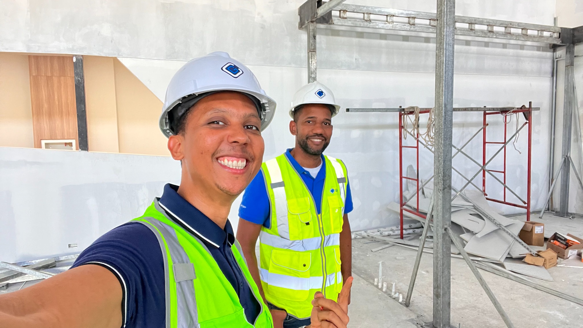 Integrantes de Cogency Group con equipos de seguridad durante una visita de obra